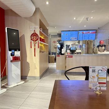 Nan Xiang Express - Inside the kiosk, cashier and kitchen area - Shanghainese Near Me - Brooklyn, New York