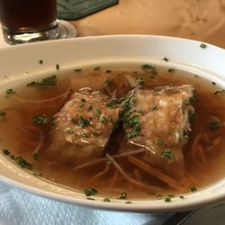 Asum - Rinder Kraftbrühe mit Spwck-Zwiebel-Strudel und Wurzel Gemüse