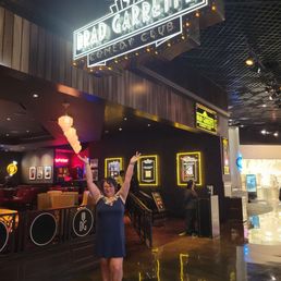brad garrett comedy club dress code Spending the whole week with Brad Garrett at his club in Vegas. Such a kind hearted guy and incredibly funny. Thankful for the opportunity!!