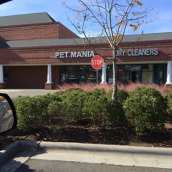 Pet Mania - Outside view from the parking lot.