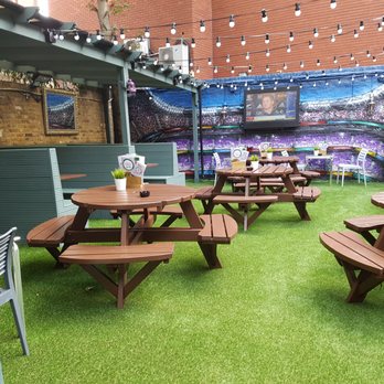 Fox & Hounds - My favorite part. What a Garden area! - Pubs Near Me - London, XGL