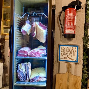 Bota & Bira - Meat fridge in the dining room - Barbeque Near Me - Porto, 13
