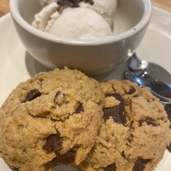 True Food Kitchen - chocolate chip cookies with ice cream - Vegetarian Near Me - Annapolis, Maryland