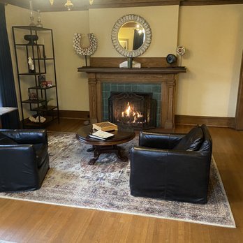 Inn At 835 - Living room first floor - Hotels Near Me - Springfield, Illinois