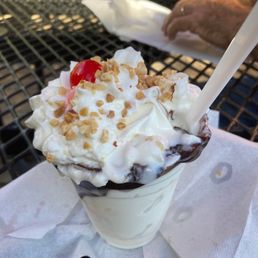Medium hot fudge sundae Medium hot fudge sundae