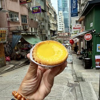 泰昌餅家 - Tai Cheong Bakery, the legendary bakery since 1954 on Hong Kong Island. Puff Pastry Egg Tart 12 HK$ - Bakeries Near Me - Hong Kong, HK