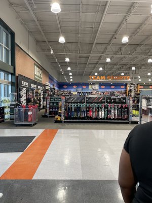 DICK'S Sporting Goods by null
