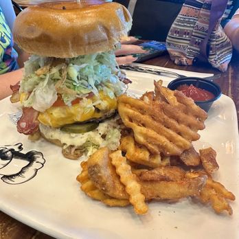Guy Fieri's - Mac n' cheese Burger - American Near Me - Cancún, ROO
