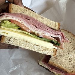 L'Chayim Delicatessen - Sandwich