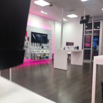 T-Mobile - Empty the store and my son waiting outside, I understand the protocol but please be little flexible with your costumers . - Mobile Phones Near Me - Chula Vista, California