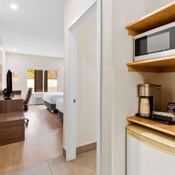 Travelodge Parksville - Mobility Accessible King Guestroom