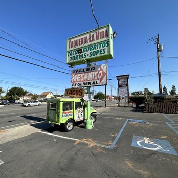 Taqueria La Vida - Entrance - Mexican Near Me - Santa Ana, California