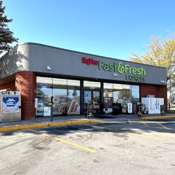Hy-Vee Fast & Fresh - Building Exterior