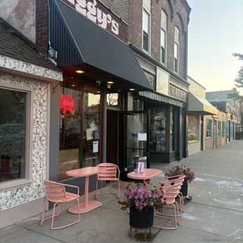 Iggy’s - Outdoor area - Pizza Near Me - Fennville, Michigan
