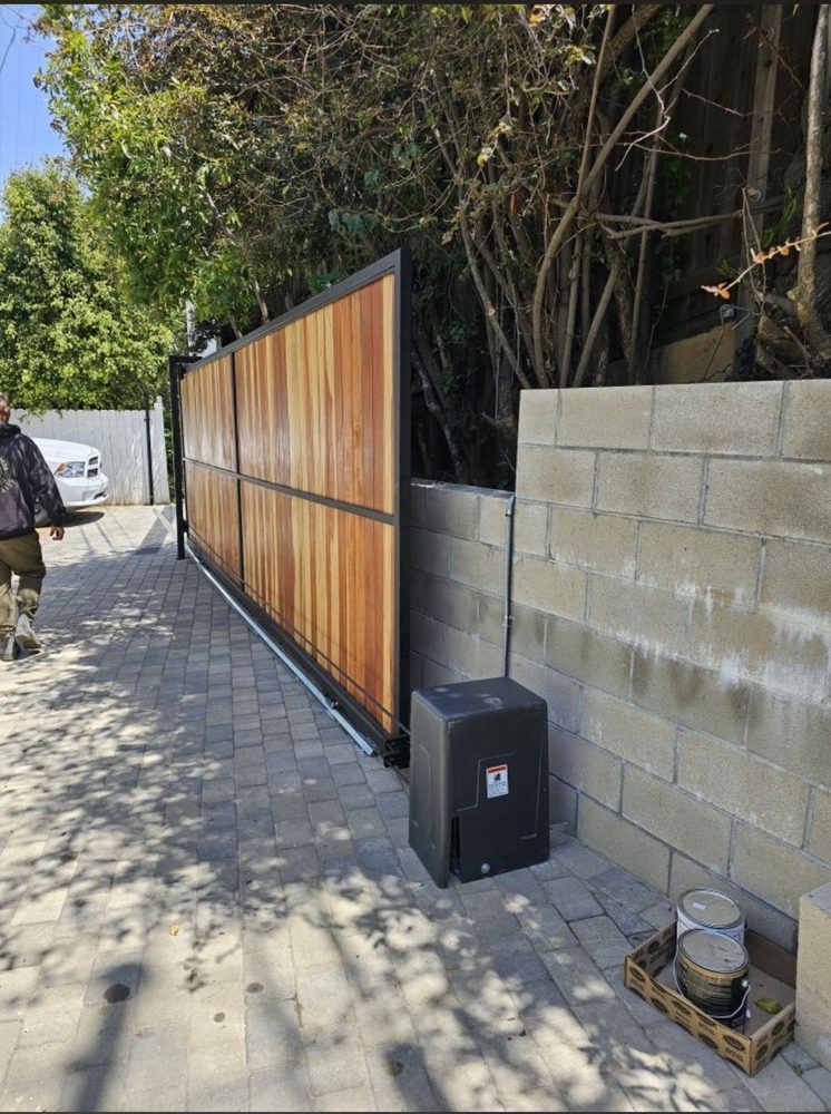 RNG GARAGE DOOR AND GATES REPAIR Updated September 2024 129 Photos & 102 Reviews Glendale