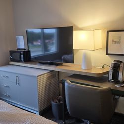 Holiday Inn Marquette - Interesting solution to keeping floor space open