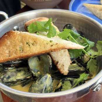 Schooners Monterey - Mussels outside - Seafood Near Me - Monterey, California Schooners Monterey - Mussels outside - Seafood Near Me - Monterey, California