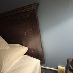 Clarion Inn Grand Junction Airport - Scratches in headboard
