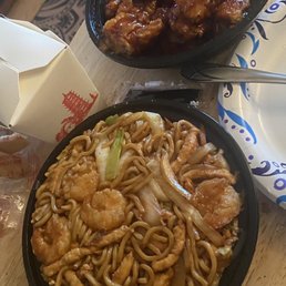 Chicken and shrimp Lomein & General Tso 's Chicken Chef Specialty