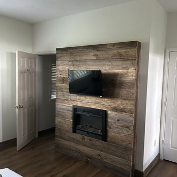 Bent Mountain Lodge - New accent wall with tv and fireplace - Bed & Breakfast Near Me - Copper Hill, Virginia