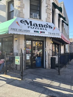 Mano's Pizzeria by null