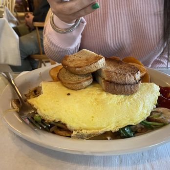 Piggy's Restaurant - Breakfast & Brunch Near Me - Lake Harmony, Pennsylvania