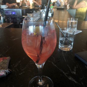 Earls Kitchen + Bar - Rosé sangria - New American Near Me - Miami, Florida Earls Kitchen + Bar - Rosé sangria - New American Near Me - Miami, Florida