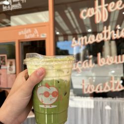 Whata Peach - Matcha einspaner latte