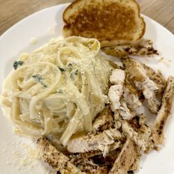 Grandmas House Cafe - Fettuccine Alfredo with chicken