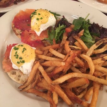 CAFÉ LULUc - Poached eggs with gravlax salmon on an English muffin with Hollandaise sauce - French Near Me - Brooklyn, New York CAFÉ LULUc - Poached eggs with gravlax salmon on an English muffin with Hollandaise sauce - French Near Me - Brooklyn, New York