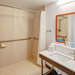 Hampton Inn Latrobe - Guest room bath