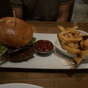Jacksons Landing - Landing Burger - Canadian (New) Near Me - Burlington, Ontario