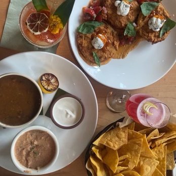 La Semilla - Fried green tomatoes, Sikil Pal salsa, mantequilla beans, beach bunny cocktail, flora cocktail - Latin American Near Me - Atlanta, Georgia La Semilla - Fried green tomatoes, Sikil Pal salsa, mantequilla beans, beach bunny cocktail, flora cocktail - Latin American Near Me - Atlanta, Georgia