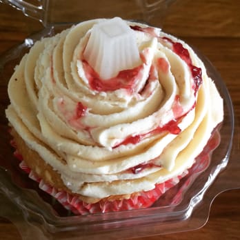The Cupcake Bloke - Peanut butter & jelly cupcake - Cupcakes Near Me - Dublin, D The Cupcake Bloke - Peanut butter & jelly cupcake - Cupcakes Near Me - Dublin, D