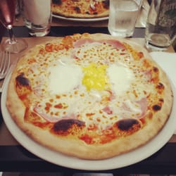 Pizza Fonti - Huuum ! Ma préférée ! Sicilienne jambon ! Accompagnée d'eau pétillante ou de Lambrusco, un délice