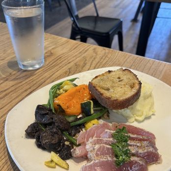 Tender Greens - Seared tuna plate with mashed potatoes and seasonal vegetables - New American Near Me - Irvine, California Tender Greens - Seared tuna plate with mashed potatoes and seasonal vegetables - New American Near Me - Irvine, California