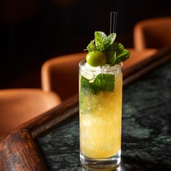 Gaoku Izakaya - Wakamomo Smash

-Japanese Whisky
-Yuzu Juice
-Spiced Honey Syrup
-Japanese Baby Peach
