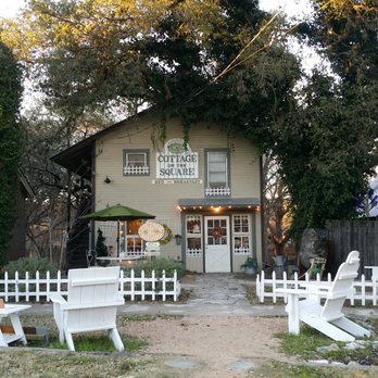 Cottage On The Square - The front of the Cottage on the Square - Bed & Breakfast Near Me - Wimberley, Texas