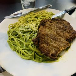 Milenesa with green noodles