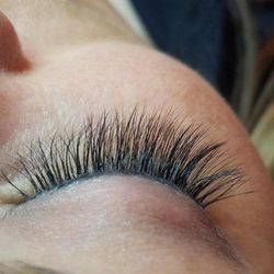 Lash Cafe & Spa - Our Fluffy set 3 extensions to 1 natural lash