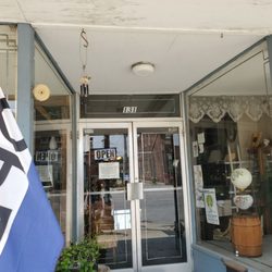 High Hats Antique Mall - Here's the front door