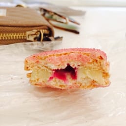 Veilchen cream and cassis Macaroon, my fav!!
