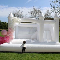 Happy Bounce House - Dream castle with garland