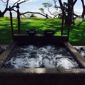 Aloha Aku Inn & Suites - Hot tub. Notice the large grassy yard. - Bed & Breakfast Near Me - Kihei, Hawaii