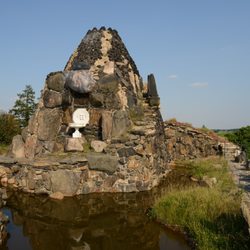 Das Dessau-Wörlitzer Gartenreich, Welterbe der Unesco - Vulkankegel mit Wasserreservoir - ablaufendes Wasser kann mit roter hinterleuchtung wie Lava erscheinen
