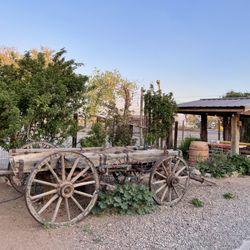 Silver Saddle Motel - Out side seating area