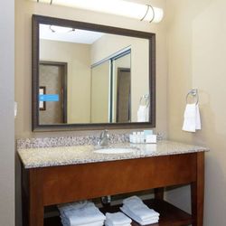 Hampton Inn & Suites I-35/Mulvane - Guest room bath