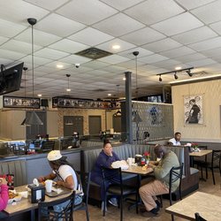 Mikki's Soul Food Cafe - Inside - more spacious than I anticipated