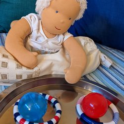 Baby Parent Steps - Grasping activities for 4 months old babies with the help of our little assistant Lisa:-)