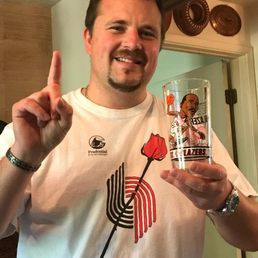 Commemorative glasses and Blazer T-shirts from 91-92, 92-93, 93-94 Blazer NBA seasons. Awesome! Commemorative glasses and Blazer T-shirts from 91-92, 92-93, 93-94 Blazer NBA seasons. Awesome!